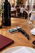 Sacacorchos de camarero sobre la mesa de un restaurante